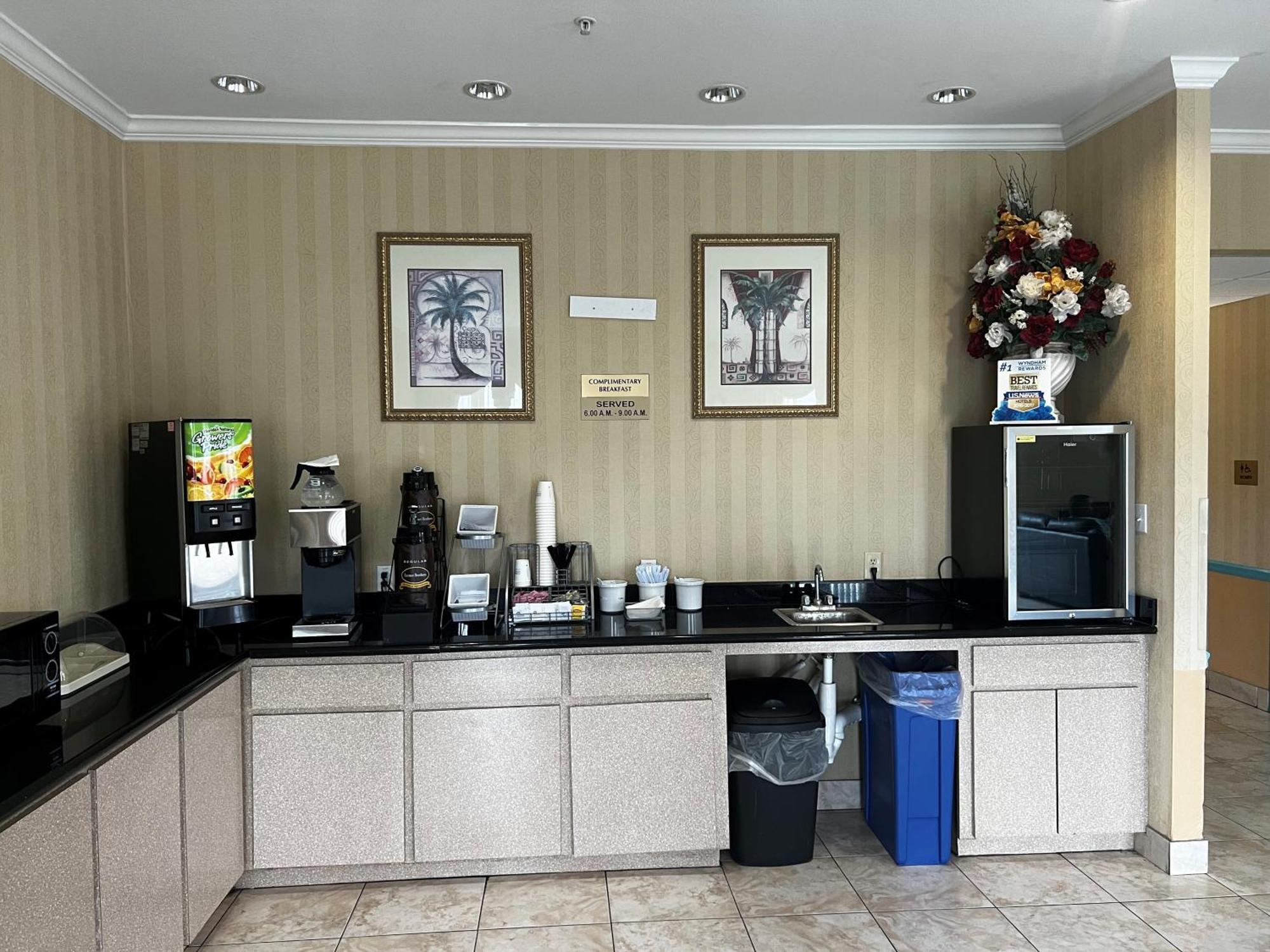 Super 8 By Wyndham Brookshire Tx Hotel Exterior photo